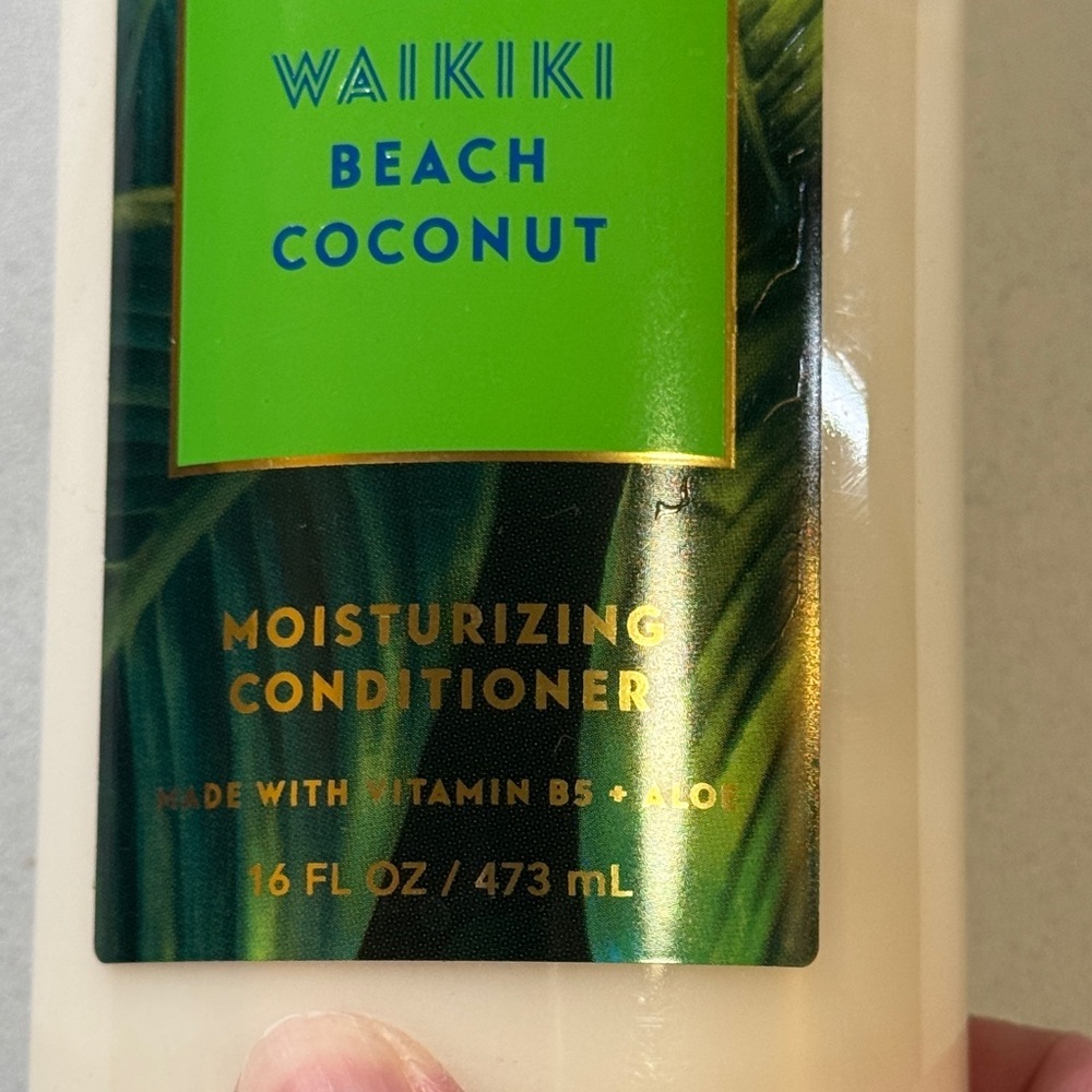 Bath & Body Works Waikiki Beach Coconut Conditioner - Green and Cream - Picture 4 of 4